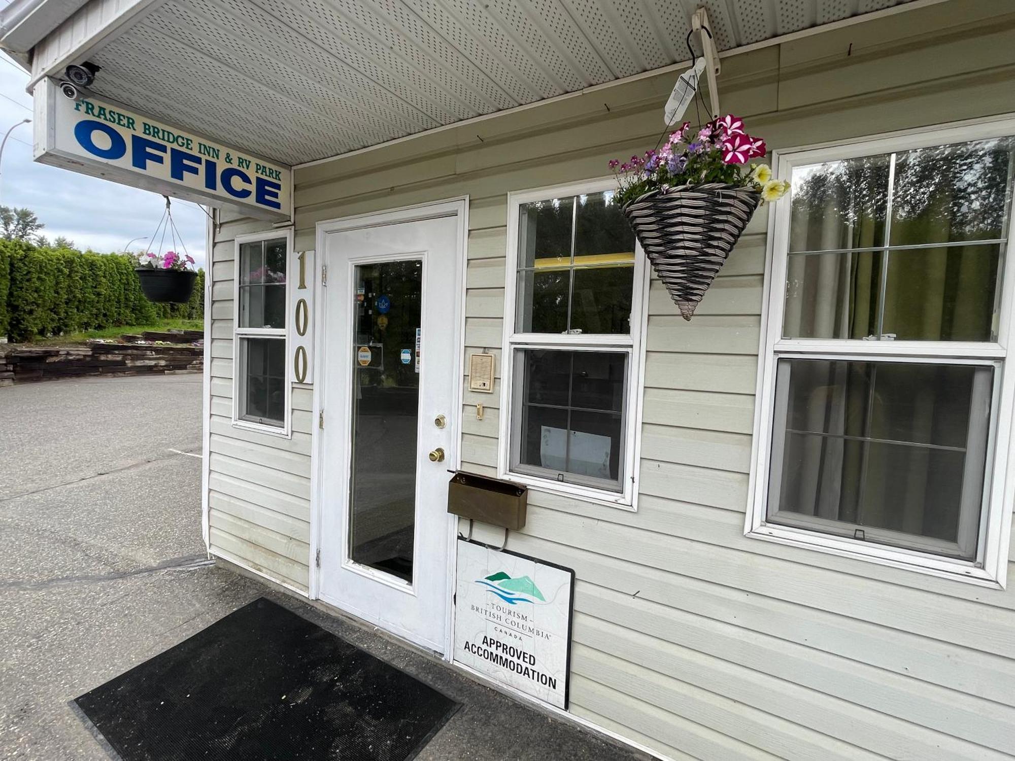 Fraser Bridge Inn Quesnel Exteriér fotografie